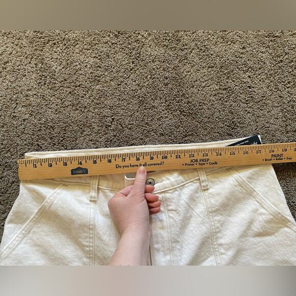 Abercrombie and Fitch Ultra High Rise The 90’s Straight White Jeans- size 16s - Picture 4 of 9